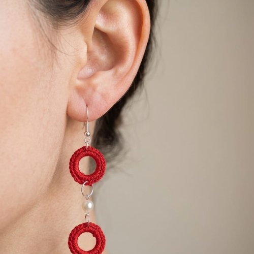 Boucles d’oreilles crochet rouge en coton, anneaux suspendus et perles blanches, fait main