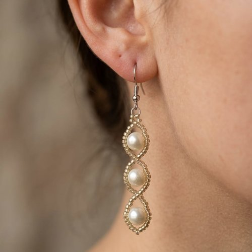 Boucles d’oreilles pendantes perles blanches argentées fait main élégantes