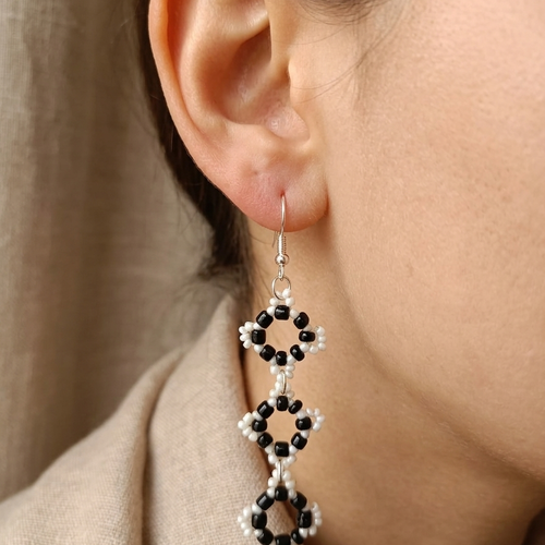 Boucles d’oreilles perlées noir et blanc fait main – design géométrique élégant