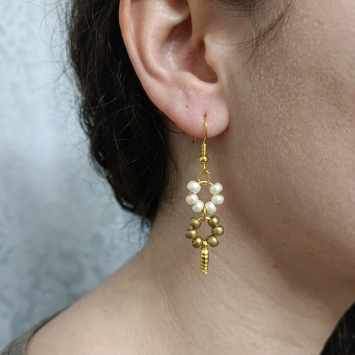 Boucles d’oreilles pendantes en perles blanches et dorées, bijou fait main élégant et raffiné