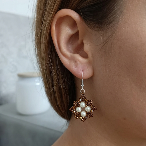 Boucles d’oreilles tissées main perles blanches et marron, style bohème chic, bijoux artisanaux