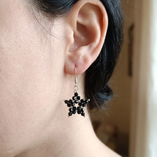 Boucles d'oreilles étoile en perles cristal noir et argenté, fait main, élégantes et scintillante