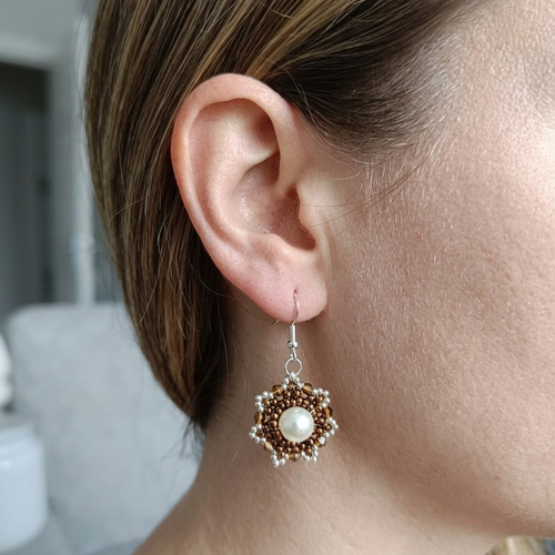 Boucles d'oreilles perles tissées à la main blanc marron argenté, bijou artisanal élégant