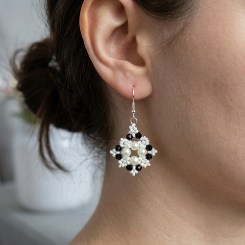 Boucles d’oreilles perles tissées noir & blanc, fait main, style floral élégant