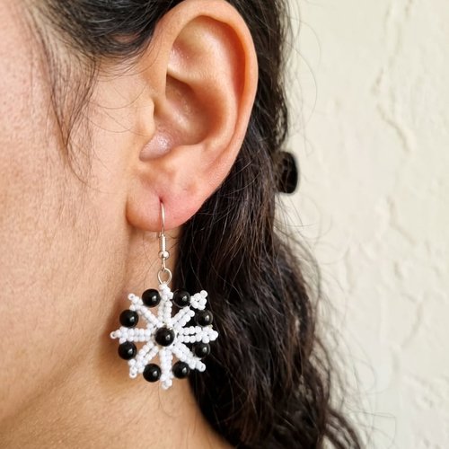 Boucles d’oreilles perles faites main motif fleur noir et blanc, bijou artisanal élégant, idée cadeau femme