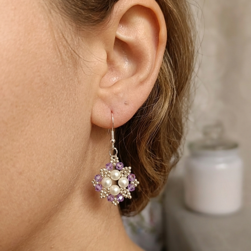 Boucles d’oreilles en perles tissées à la main, blanc lilas et argenté, bijou artisanal élégant