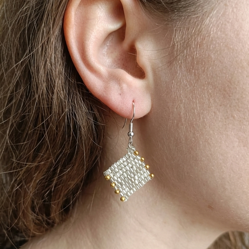 Boucles d’oreilles perles argentées tissées à la main, bijoux élégants avec perles dorées, livraison gratuite