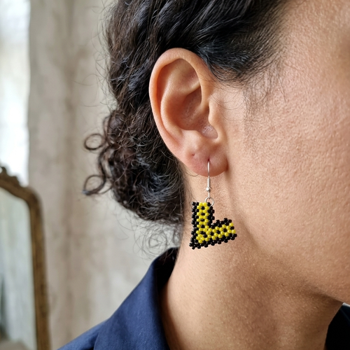 Boucles d'oreilles cœur en perles tissées jaune et noir, fait main, bijou original et léger