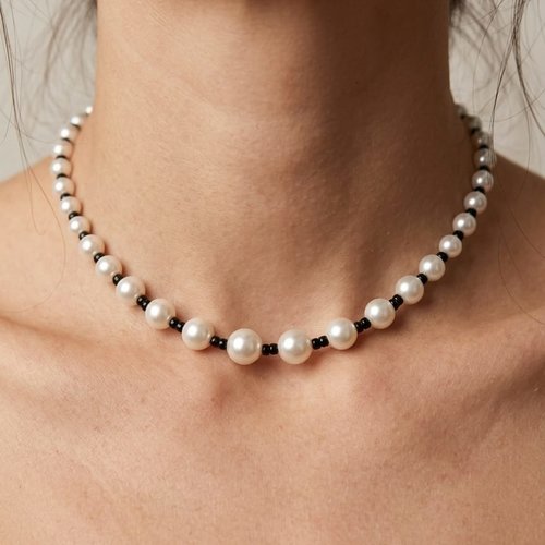 Collier fantaisie, accessoire bijou femme, collier perles fait main blanc nacré et noir