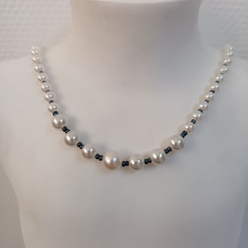 Collier fantaisie, accessoire bijou femme, collier perles fait main blanc nacré et noir