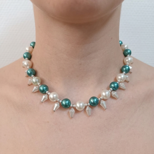 Collier ras du cou perles fait main vert émeraude et blanc nacré – bijou élégant artisanal neuf