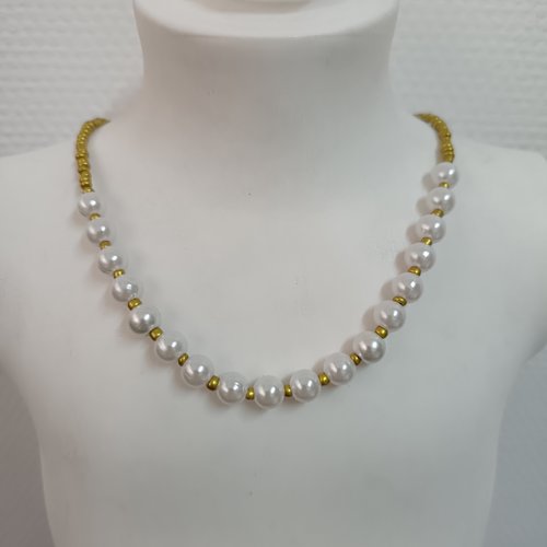 Collier ras du cou perles fait main blanc et doré, bijou artisanal tendance élégant et féminin