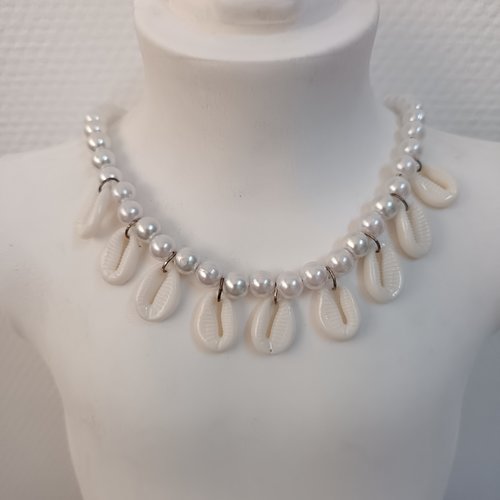 Collier ras du cou perles blanches fait main avec coquillages – bijou bohème chic – neuf