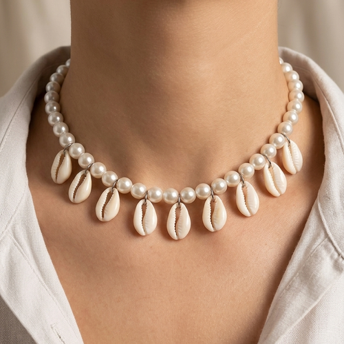 Collier ras du cou perles blanches fait main avec coquillages – bijou bohème chic – neuf