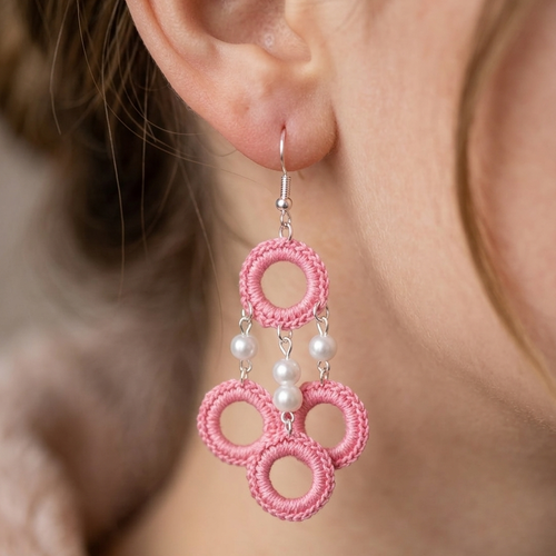 Boucles d’oreilles crochet coton rose et perles blanches, cercles bohème chic, fait main, existe aussi en jaune