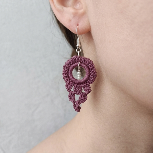 Boucles d’oreilles crochet bohème en coton violet foncé avec perles, fait main