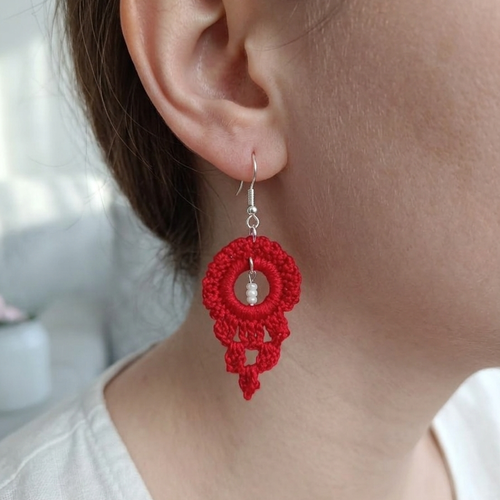 Boucles d’oreilles crochet bohème en coton mercerie rouge avec perles, fait main