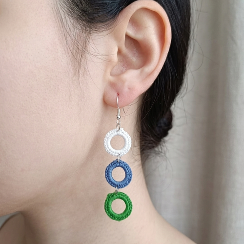 Boucles d’oreilles crochet blanc bleu et vert en coton, anneaux suspendus, fait main