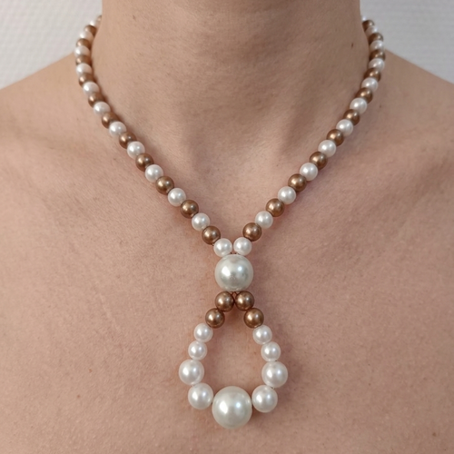 Collier en perles fait main élégant, bijou artisanal chic blanc & doré