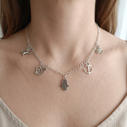 Collier à breloques fait main – ange, ancre, cœur & main de fatma – bijou artisanal neuf
