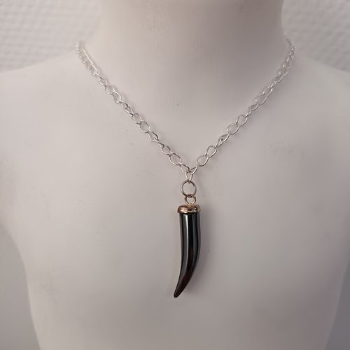 Collier chaîne argentée pendentif griffe pierre noire, bijou fait main porte, bonheur