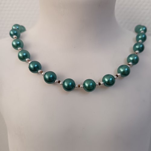 Collier ras du cou en perles fait main,perles blanches argentées vertes, bijou artisanal tendance