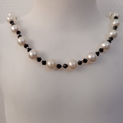 Collier ras du cou en perles fait main,perles blanches argentées de cristal noir facettées noires, bijou artisanal tendance