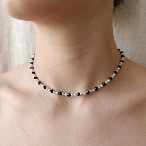 Collier ras du cou en perles fait main, perles blanches argentées et de cristal facettées noires, bijou artisanal tendance