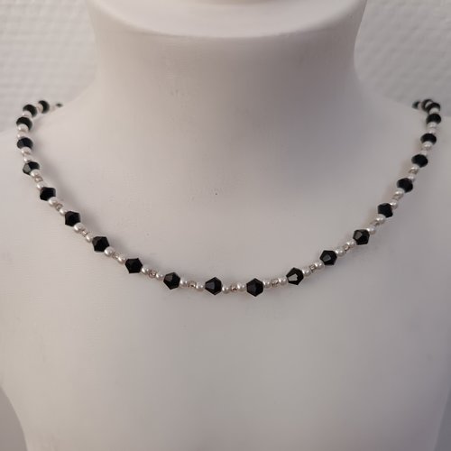 Collier ras du cou en perles fait main, perles blanches argentées et de cristal facettées noires, bijou artisanal tendance