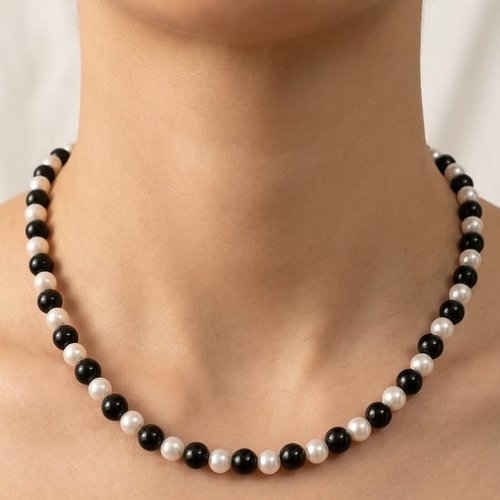 Collier ras du cou en perles fait main,perles blanches noires, bijou artisanal tendance