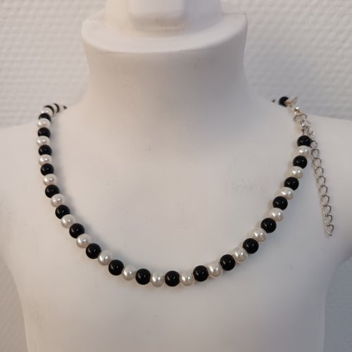 Collier ras du cou en perles fait main,perles blanches noires, bijou artisanal tendance