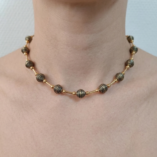 Collier ras du cou en perles fait main, perles tubes dorées, bijou artisanal tendance