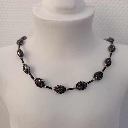 Collier ras du cou en perles fait main, perles tubes grises, bijou artisanal tendance