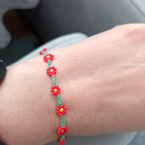 Bracelet tissé main motif marguerite, style bohème chic élégant unique