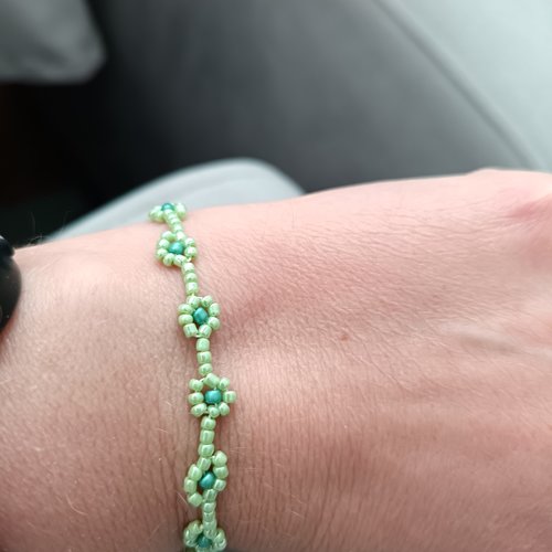 Bracelet tissé main vert d eau motif marguerite, bijou délicat fait main, style bohème chic élégant