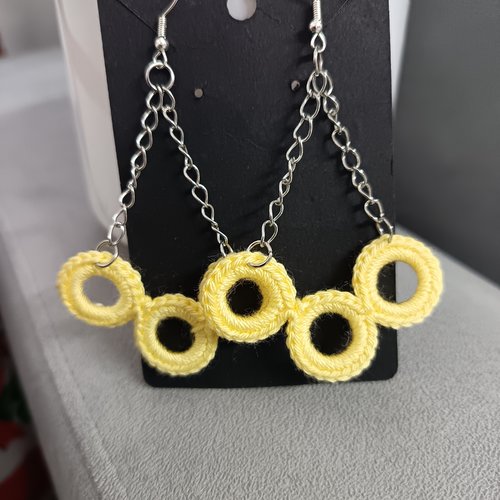 Boucles d'oreilles crochet chaine et anneaux en coton jaune, bijou fait main personnalisable
