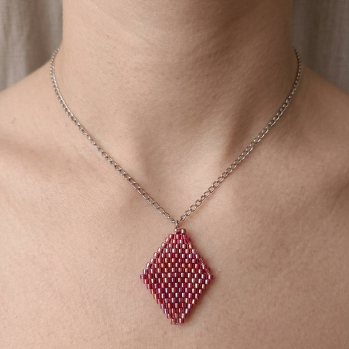Collier losange en perles tissées main, bijou artisanal coloré, fait main neuf
