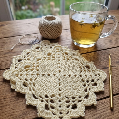 Lot de 2 dessous de verre carrés au crochet jaune pâle, fait main