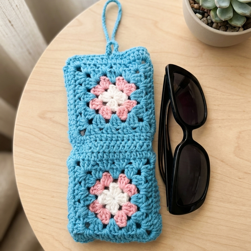 Étui à lunettes crochet granny fait main, pochette lunettes bleu turquoise fleurs, fermeture bouton magnétique, cadeau artisanal