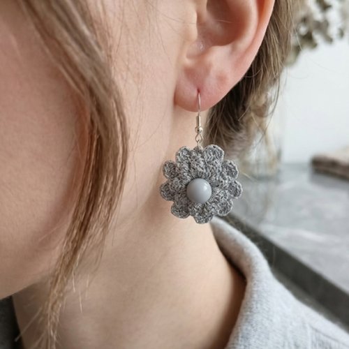 Boucles d'oreilles fleur au crochet fil argenté, perle centrale, fait main, légères, cadeau femme, bouchons inclus