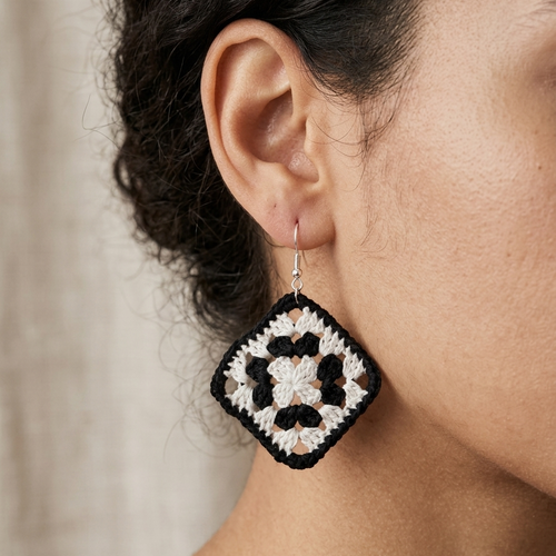 Boucles d’oreilles granny crochet noir et blanc, fait main, légères, personnalisable