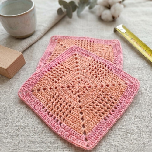 Lot de 2 dessous de verre carrés au crochet 12 cm en coton fait main, rose poudré et pêche, sous-tasses artisanales