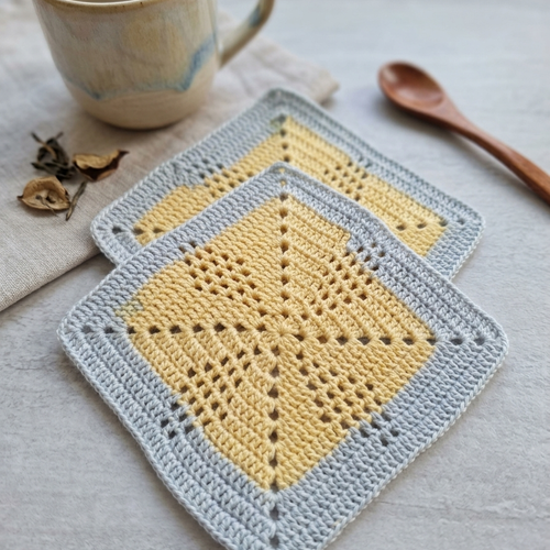 Lot de 2 dessous de verre carrés au crochet en coton, fait main, motif ajouré, sous-tasses 12 cm, cadeau déco cuisine