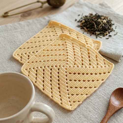 Lot de 2 sous-tasses carrées au crochet jaune en coton 13 cm, fait main, dessous de tasse artisanal, cadeau déco cuisine