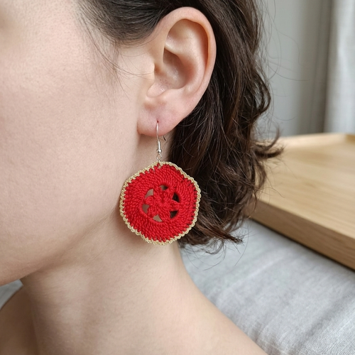 Boucles d’oreilles crochet rondes rouge et doré, bijoux faits main en coton, style bohème chic