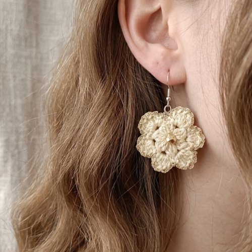 Boucles d’oreilles crochet fleur beige et doré avec perle, bijou fait main élégant