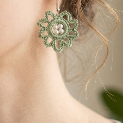 Boucles d’oreilles crochet vert fait main, cercle dentelle & perles blanches, style bohème chic