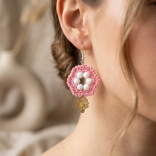 Boucles d'oreilles crochet coton  rose et perles blanches, breloque dorées, fait main, style bohème