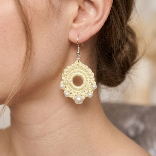 Boucles d'oreilles crochet cercle beige coton perles blanches, fait main bohème chic