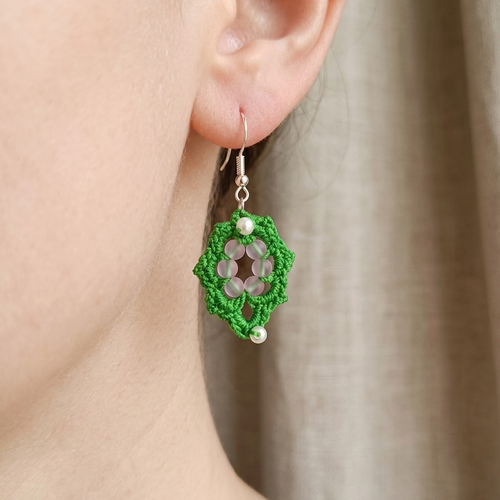 Boucles d'oreilles crochet vert et perles transparentes blanches, bijoux faits main élégants et romantiques